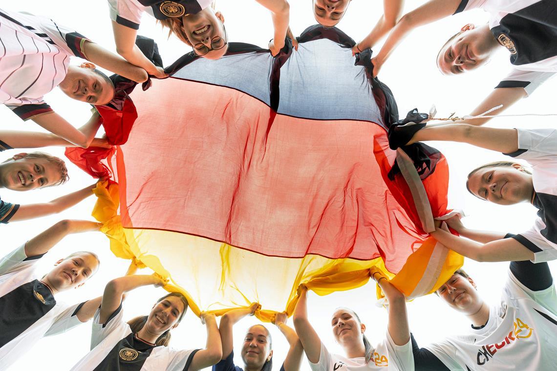 Deutschland auf dem Höhenflug? Die SGOS-Fußballerinnen haben Hoffnung, zweifeln aber noch am Titelgewinn. Foto: Alexander Becher