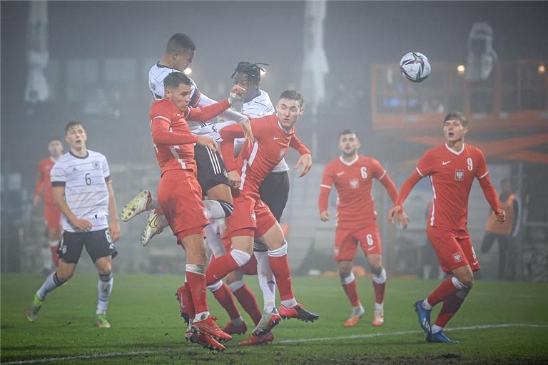 Deutschland fehlte im Nebel von Großaspach am Anfang der Durchblick und im weiteren Spielverlauf das Quäntchen Glück. Zum Beispiel hatte Schalkes Malick Thiaw in dieser Situation die Lufthoheit, verfehlte das Tor mit seinem Kopfball aber haarscharf.Foto: A. Becher