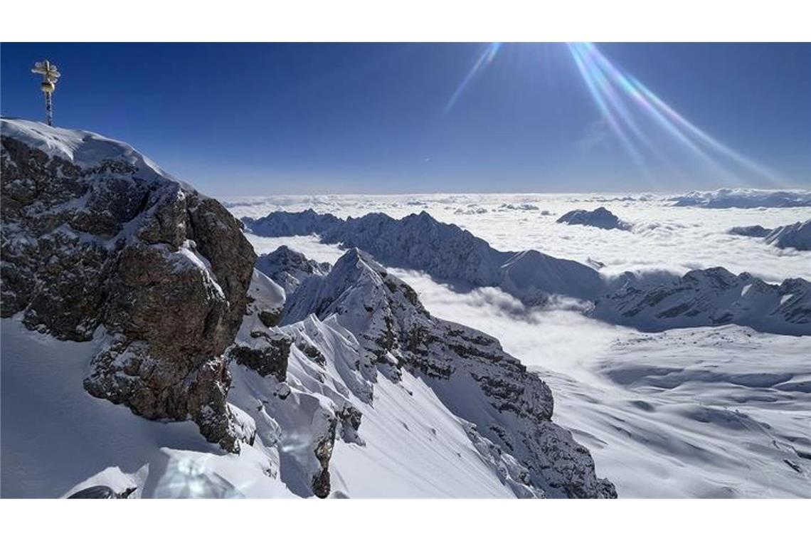 Deutschlands höchster Gipfel: die Zugspitze. Bayern gehört für den "Lonely Planet" zu den Top-Zielen des kommenden Jahres. (Archivbild)