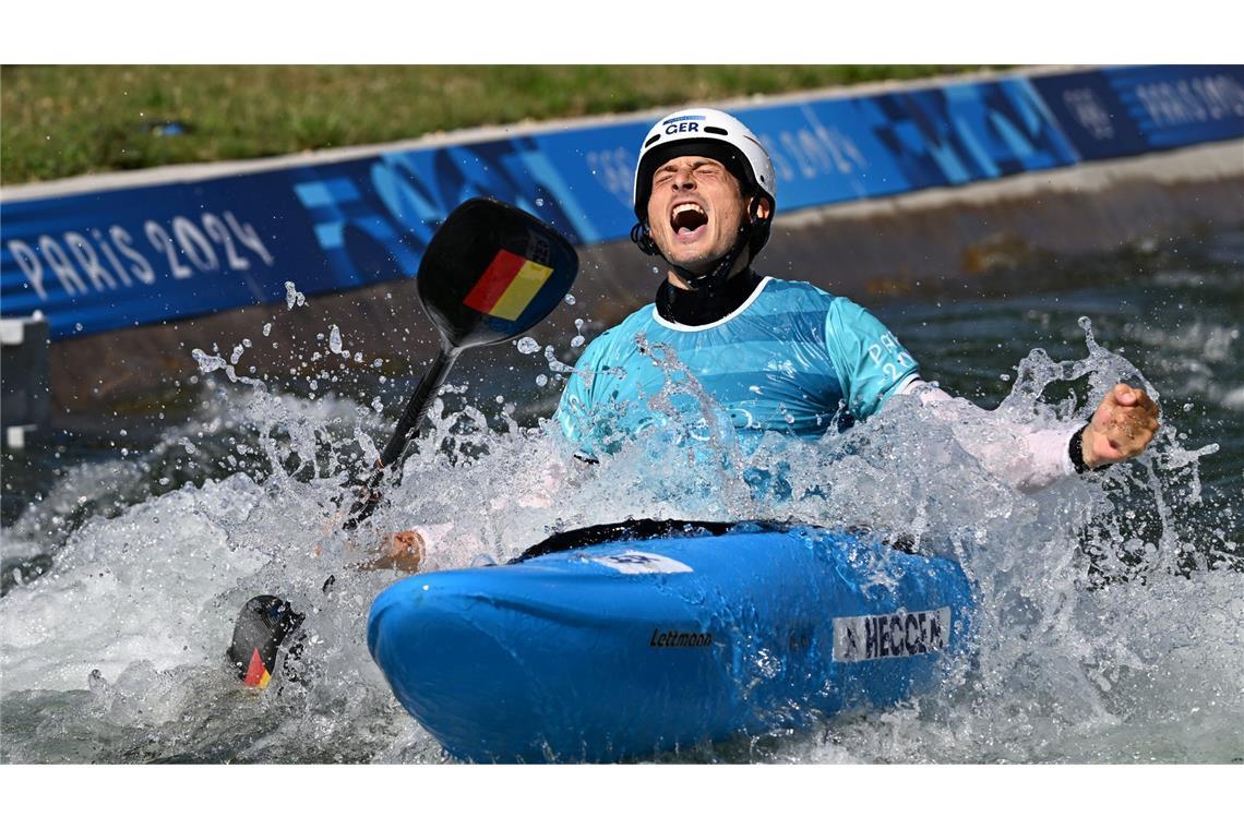 Deutschlands Noah Hegge jubelt über Bronze im Kajak-Cross bei den Olympischen Spielen in Paris.