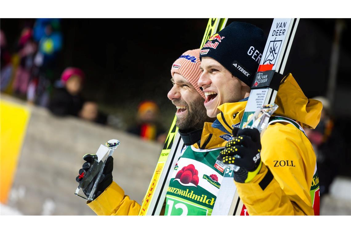 Deutschlands Skispringer Pius Paschke (l) und Andreas Wellinger siegen beim Superteam-Wettbewerb.