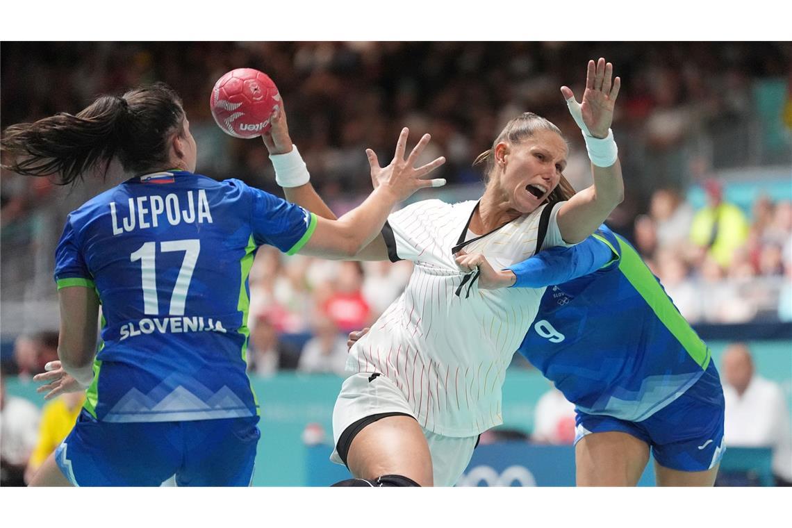 Deutschlands Xenia Smits zeigt beim Handball in Paris Durchsetzungsvermögen.