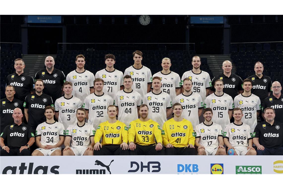 DHB-Team:  Hinten von links: Bundestrainer Alfred Gislason, Co-Trainer Erik Wudtke, Johannes Golla, Marko Grgic, Julian Köster, Justus Fischer, Tim Zechel, Bundestrainer Athletik Dr. Simon Overkamp, Bundestrainer Torwart Mattias Andersson, Mitte von links: Teamkoordinator Volker Schurr, Nationalmannschaftsmanager Benjamin Chatton, Nils Lichtlein, Franz Semper, Christoph Steinert, Lukas Stutzke, Luca Witzke, Juri Knorr, Renars Uscins, Mannschaftsarzt Dr. Philip Lübke, Vorne von links: Physiotherapeut Dennis Finke, Rune Dahmke, Lukas Mertens, David Späth, Andreas Wolff, Joel Birlehm, Lukas Zerbe, Timo Kastening, Physiotherapeut Martin Leuthner,