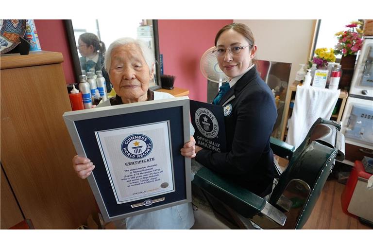 Die 108-jährige Japanerin Shitsui Hakoishi erhält eine Urkunde von Guinness World Records als älteste Friseurin der Welt.