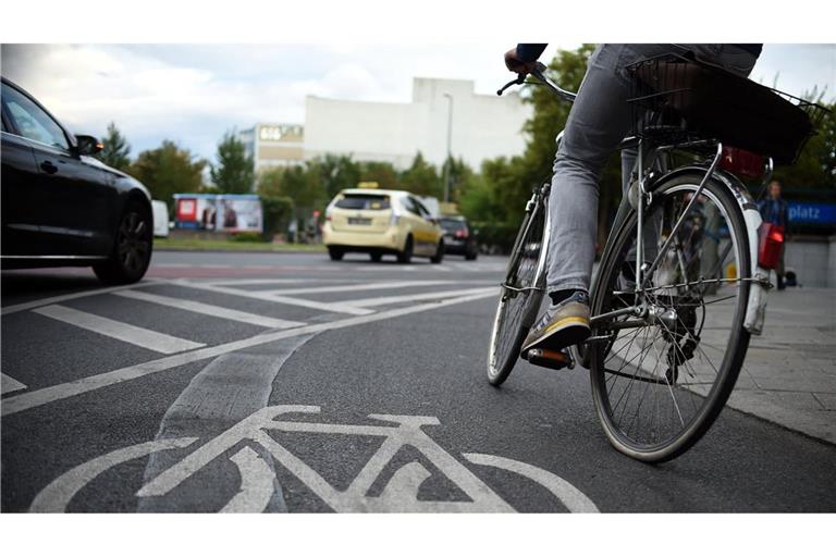 Die 26-jähriger Radfahrer geriet auf die Motorhaube des Wagens und stürzte auf die Straße. (Symbolbild)