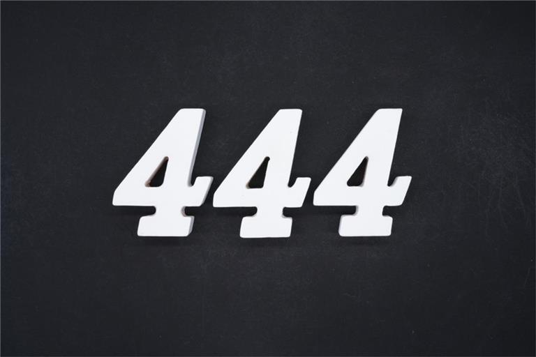 Was hinter einem „444“-Tattoo steckt Die "444" kann verschiedenste Bedeutungen haben.