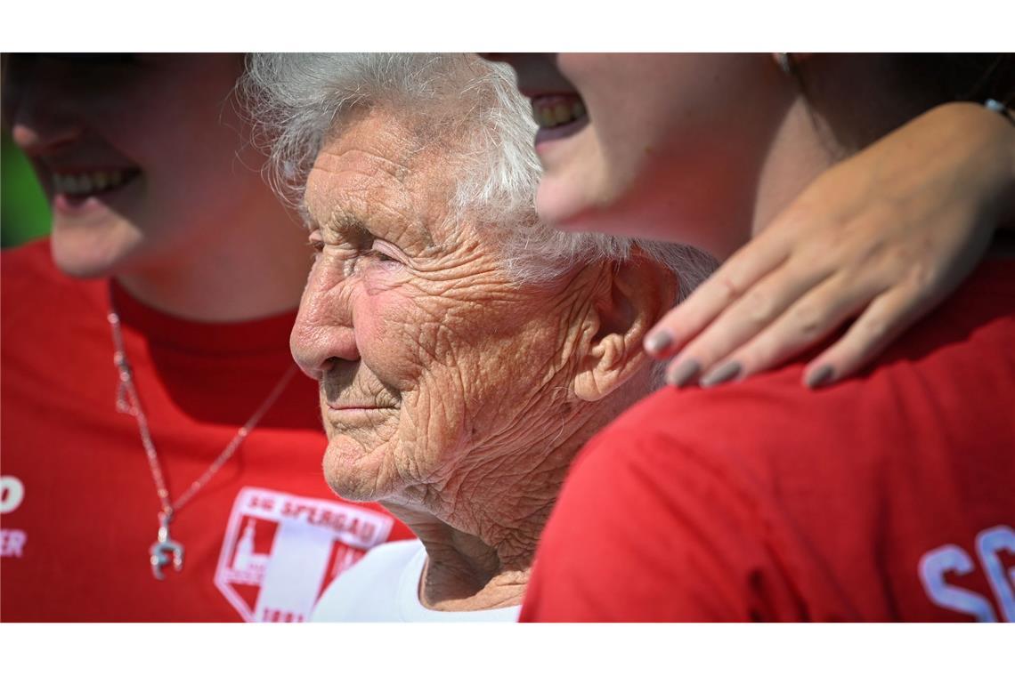 Die 98-jährige Johanna Quaas lebt, was Altersforscher raten: Teilhabe hält jung. (Archivbild)