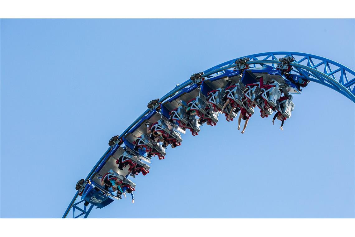 Die Achterbahn Blue Fire im Europa-Park blieb stecken. (Archivbild)