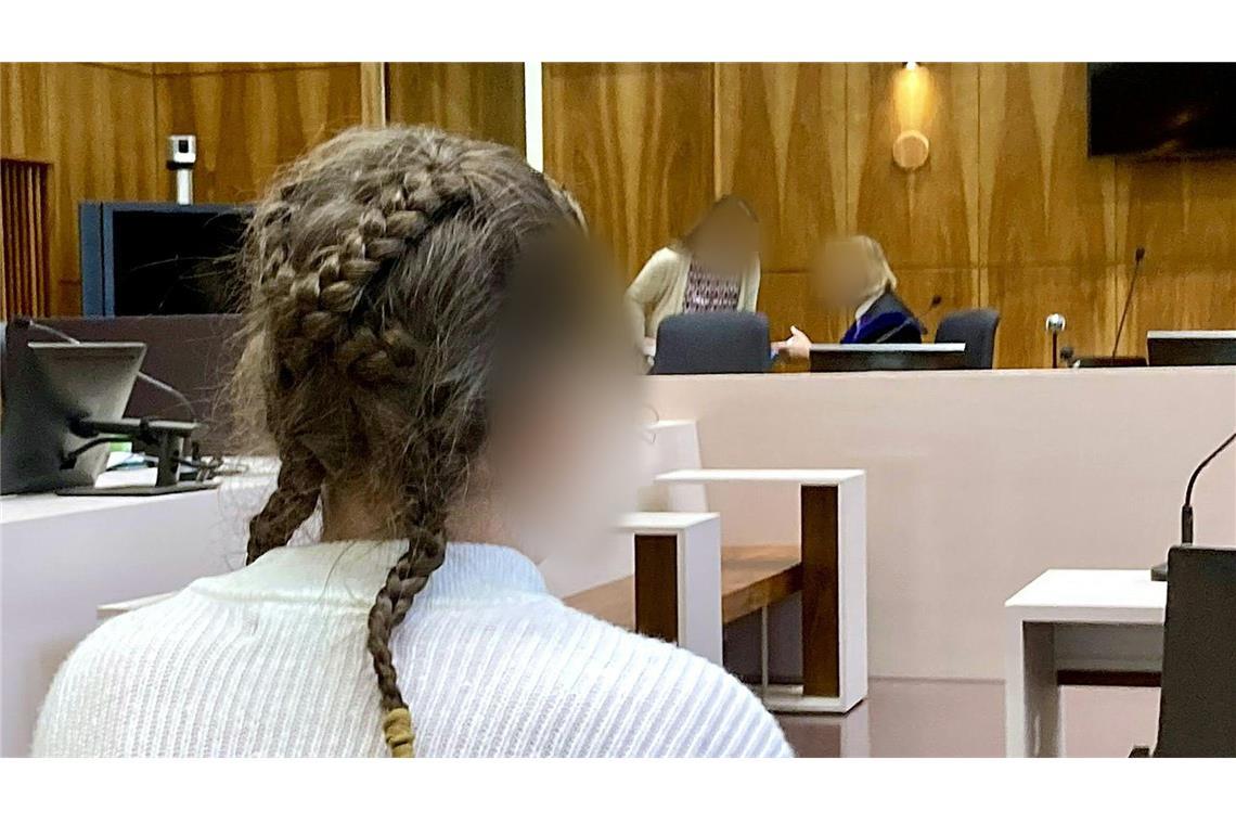 Die angeklagte 14-Jährige sitzt vor Beginn des Prozesses wegen eines mutmaßlich geplanten Messerattentats am Straflandesgericht.