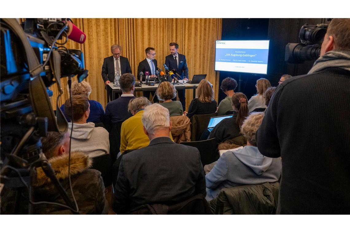 Die Anwälte der suspendierten stellvertretenden Leiterin der JVA äußerten sich jetzt auf einer Pressekonferenz.