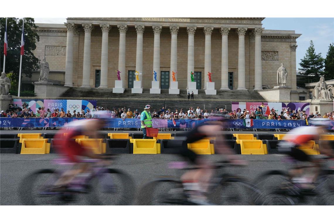 Die Athleten fahren 40 Kilometer quer durch Paris...