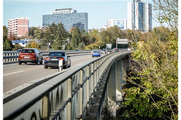 Die B-27-Körschtalbrücke muss erneuert werden, eine Sanierung sei nicht wirtschaftlich, heißt es.