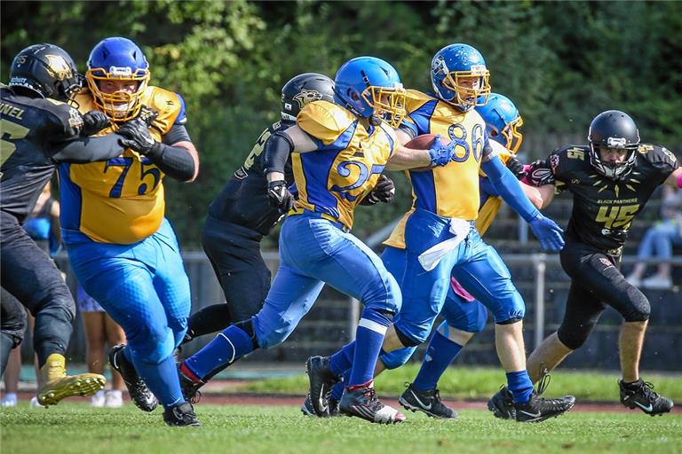 Die Backnang Wolverines um Jonas Weller (86) wollen ihren Rivalen auf dem Weg zum Touchdown möglichst oft enteilen. Foto: A. Becher