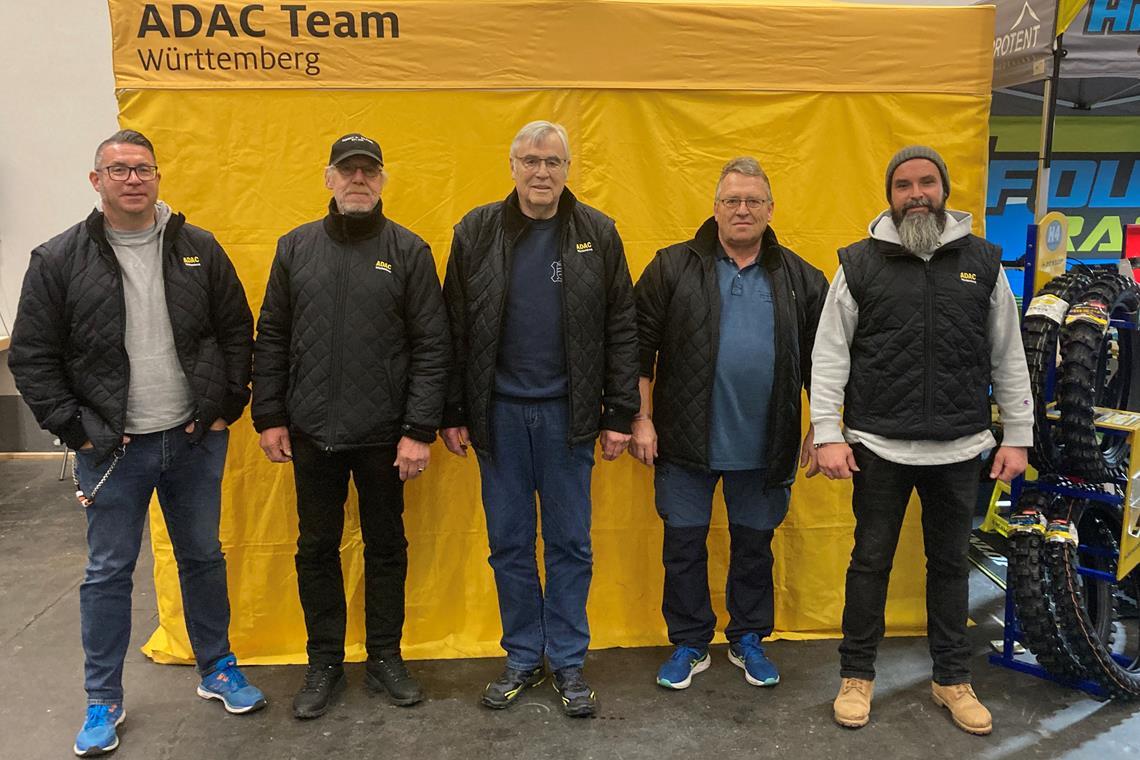 Die Backnanger Michael Schützle, Albert Kutschera, Klaus Schützle, Werner Stephan und Pedro Ferreira (von links) haben beim Stuttgarter Supercross im Fahrerlager das Kommando. Foto: Lars Laucke