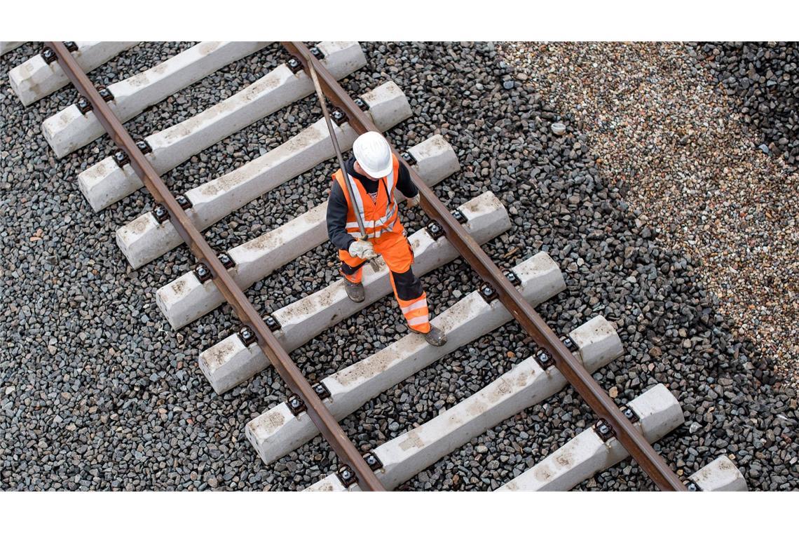 Die Bahn erneuert ihre Schienen zwischen Hamm und Hannover - für Reisende bringt das erstmal Umleitungen und Zugausfälle mit sich. (Archivbild)