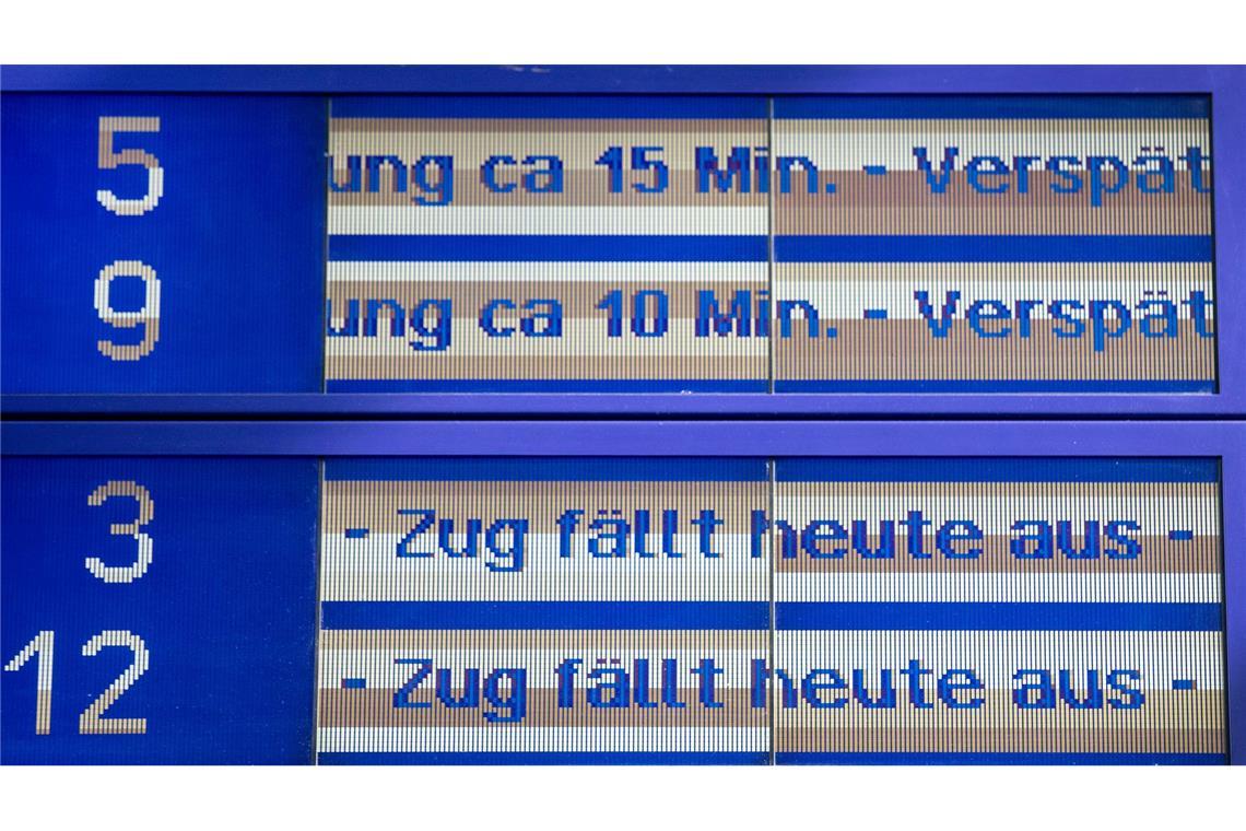 Die Bahn hinkt beim Thema Pünktlichkeit auch im November den eigenen Ansprüchen hinterher.