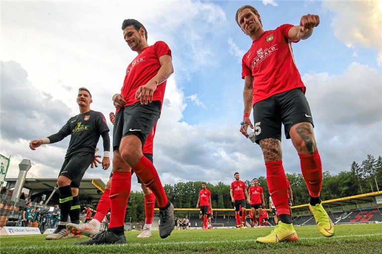 Die beiden Abwehrspieler Kai Gehring (rechts) und Julian Leist freuen sich aufs Spiel am Samstag beim VfR Aalen. Foto: A. Becher