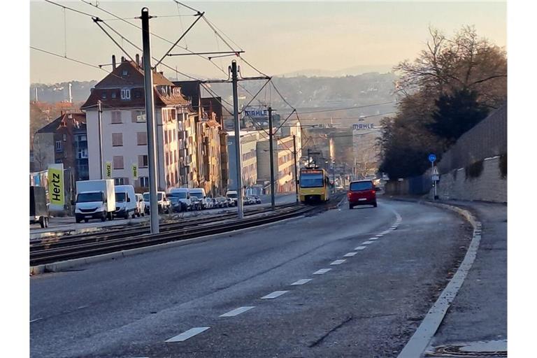 Die beiden Fahrspuren in Richtung Wilhelma werden in den kommenden zwei Jahren zurückgebaut. Hier plant die Stadt einen Geh- und einen Radweg und will jede Menge Bäume pflanzen.