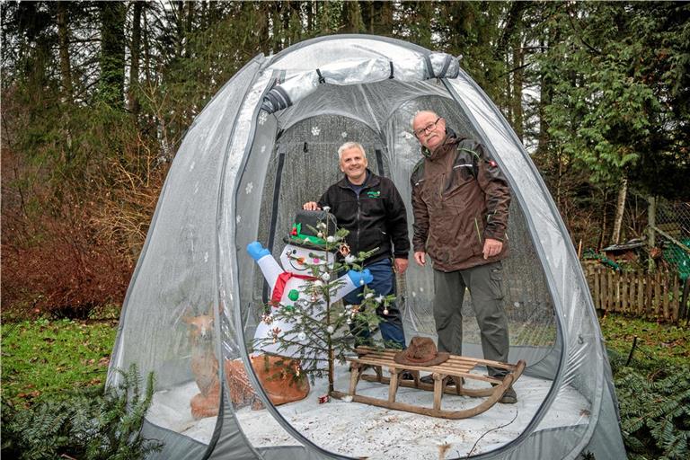 Die beiden Waldmeister, wie sich die Naturparkführer Walter Hieber und Manfred Krautter (von links) auch nennen, in ihrer neuen Attraktion für die Mühlenweihnacht in Kirchenkirnberg – der Schneekugel, wo sich Erinnerungsfotos schießen lassen. Foto: Stefan Bossow