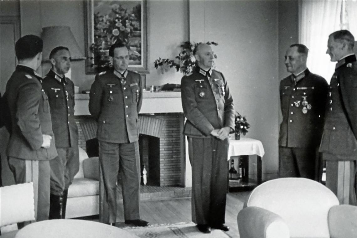 Die bisher unveröffentlichte Aufnahme aus Privatbesitz zeigt eine Zusammenkunft des Widerstandszentrums im Haus von Rudolf Hartmann am 15. Mai 1944 (von rechts) mit Carl Heinrich von Stülpnagel, Erwin Rommel, Karl-Richard Kossmann, Hans Speidel, Rudolf Hartmann und Hans Möller. Fotos: privat