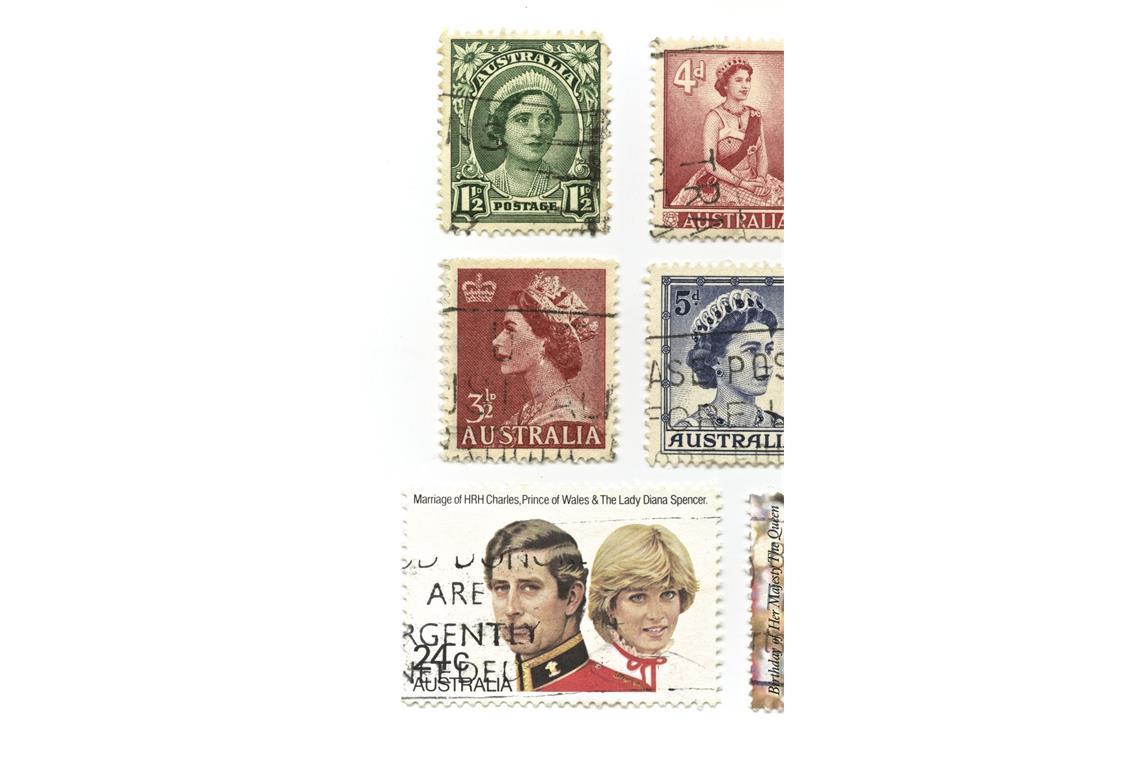 Die britischen Königsfamilie auf australischen Briefmarken im Laufe der Zeit.