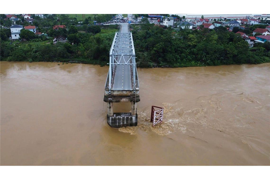 Die Brücke stürzte Augenzeugen zufolge ganz plötzlich ein.