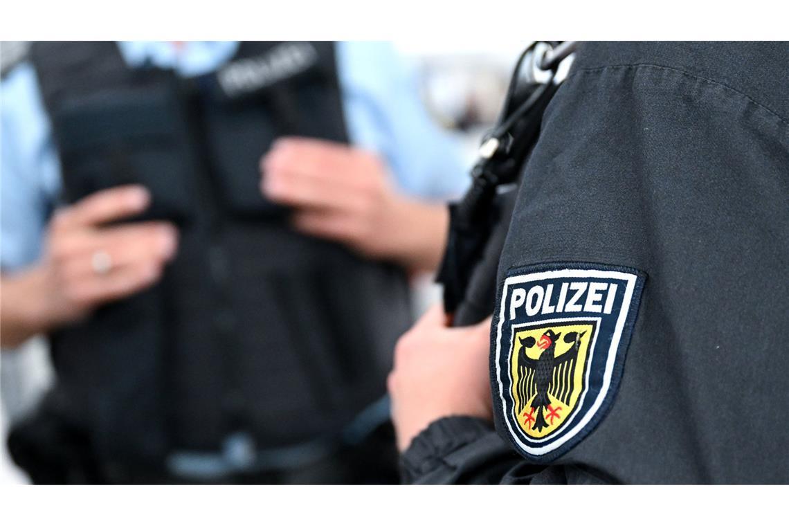 Die Bundespolizisten nahmen vier Beschuldigte fest. (Symbolbild)