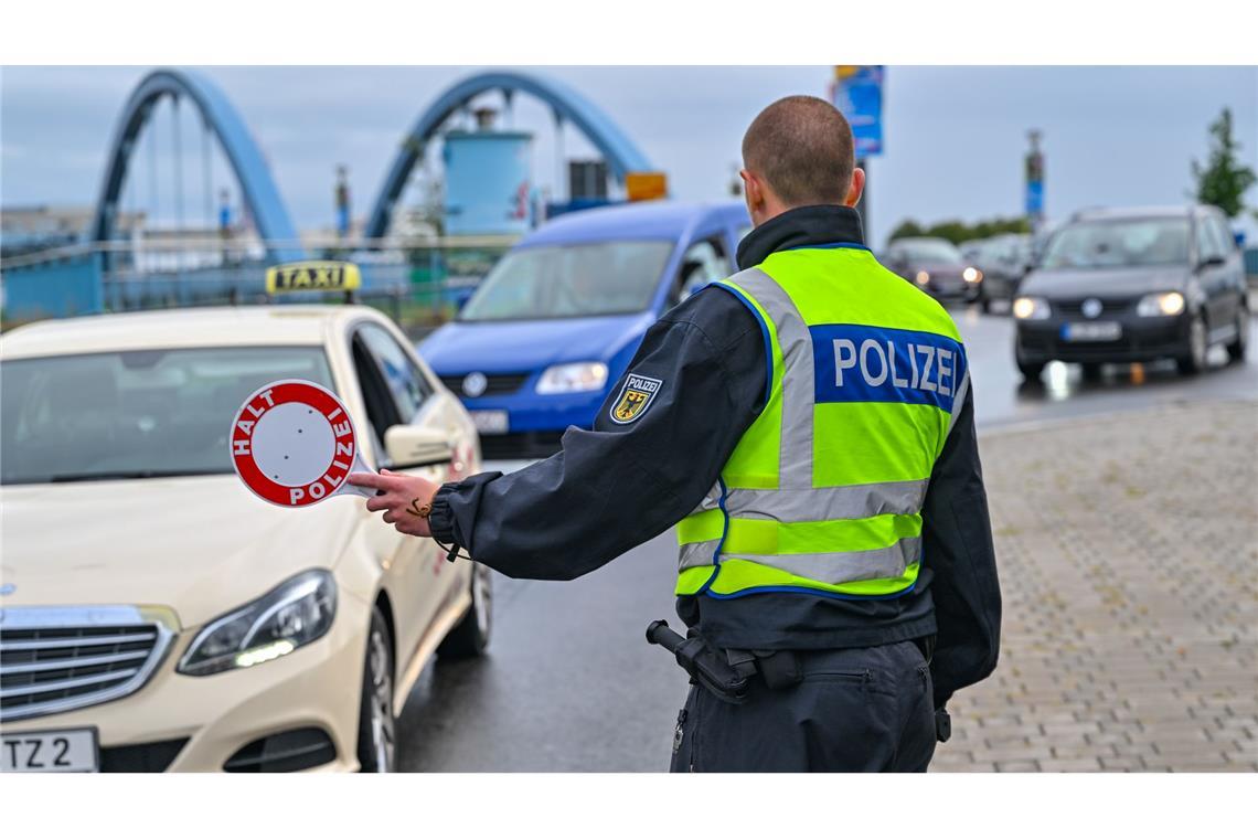 Die Bundesregierung sieht die Grenzkontrollen als wirksames Mittel im Kampf gegen Migration. (Archivbild)