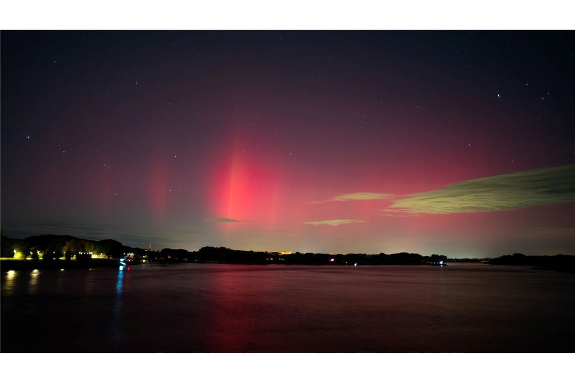 Die bunten Lichter waren in der Nacht zu Freitag selbst in Südfrankreich in La Grande-Motte am Mittelmeer zu sehen.