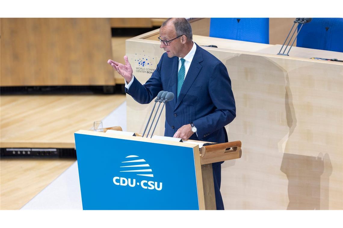 Die CDU/CSU-Fraktion im Bundestag feiert ihr 75-jähriges Bestehen. Der Vorsitzende, Friedrich Merz, betont die Bedeutung der Einigkeit.