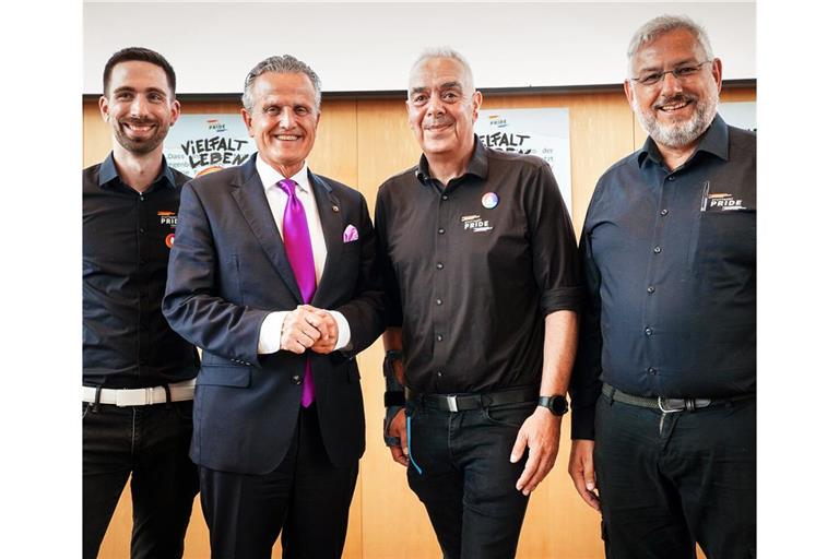 Die CSD-Vereins-Vorstandsmitglieder   Alexander Prinz, Detlef Raasch und Marco Schreier (von links) mit OB Frank Nopper.