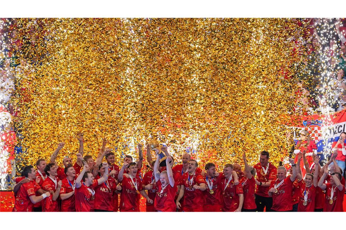 Die dänische Handball-Nationalmannschaft bejubelt den Gewinn des WM-Pokals.