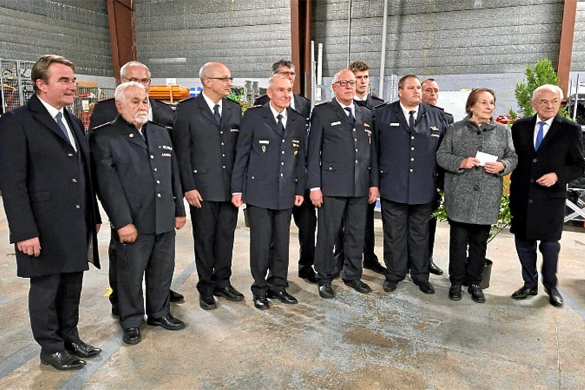 Die Delegation aus Murrhardt mit Bürgermeister Philippe Henry (links), dem ehemaligen Bürgermeister und Politiker Jean Arthuis (rechts) sowie Feuerwehrehrenmitglied Michèle Hartmann bei ihrem Besuch in Château-Gontier. Foto: Feuerwehr Murrhardt