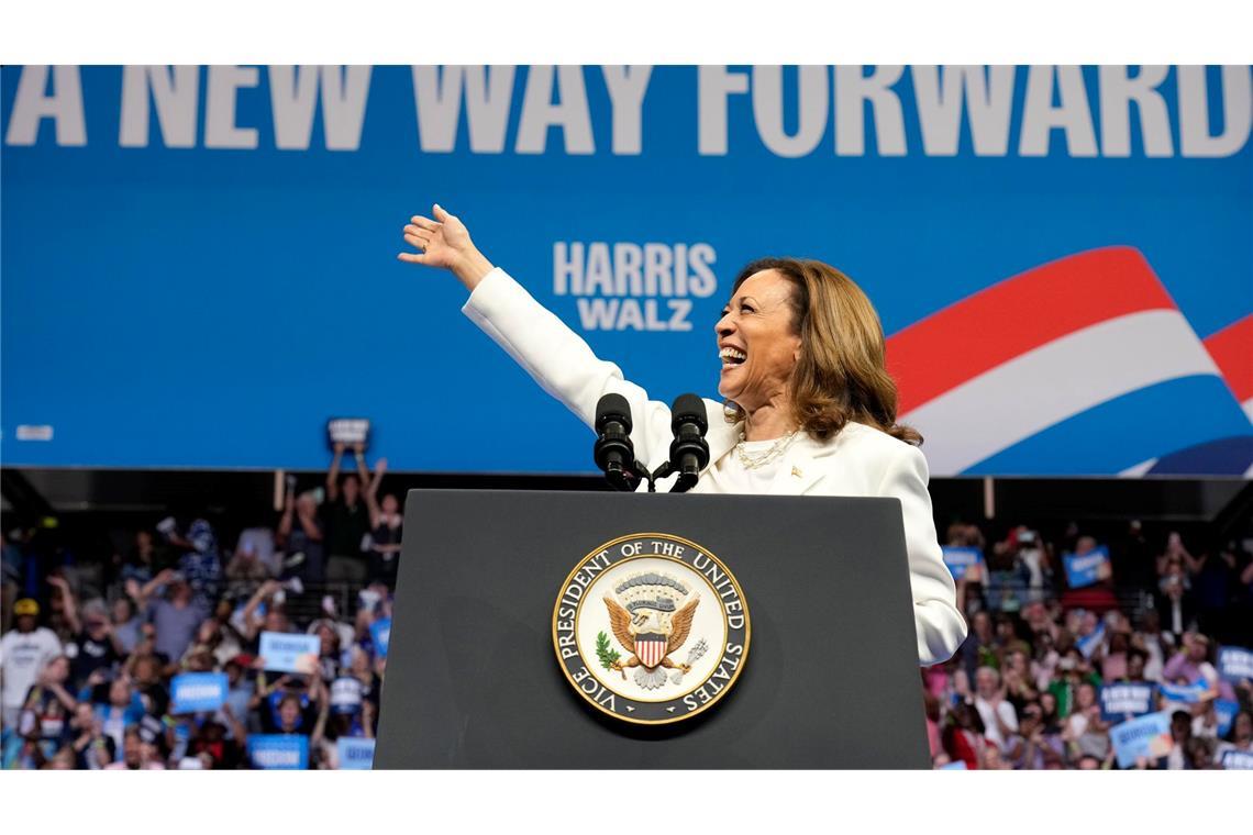 Die demokratische Präsidentschaftskandidatin und US-Vizepräsidentin Kamala Harris verspricht ihren Wählerinnen und Wählern einen neuen Weg in die Zukunft ("A new way forward"). (Archivbild)