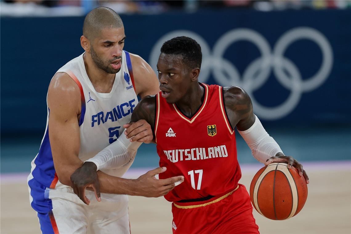 Die deutsche Basketball-Nationalmannschaft um Kapitän Dennis Schröder verlor ihr Halbfinale bei Olympia zwar gegen Frankreich, hat aber trotzdem noch Chancen auf eine Medaille.