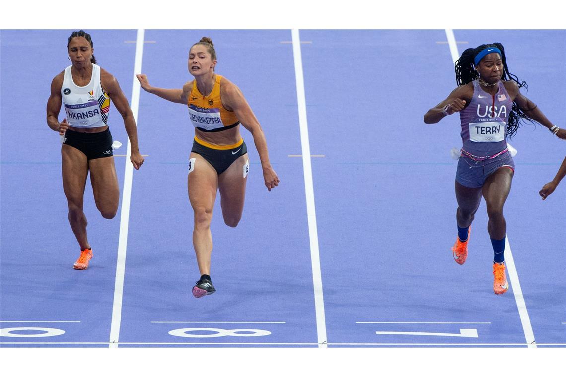 Die deutsche Sprint-Staffel um Gina Lückenkemper (M.) hat überraschend Olympia-Bronze über 4x100 m gewonnen.