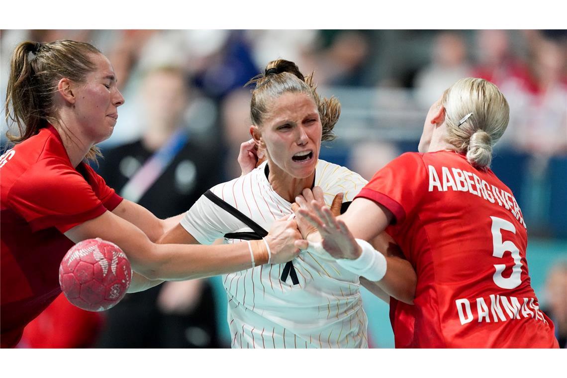 Die deutschen Handballerinnen halten gegen Dänemark lange gut mit.