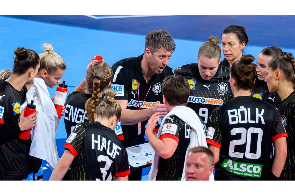 Die deutschen Handballerinnen sind mit einem Sieg gegen die Schweiz in die EM-Hauptrunde gestartet.