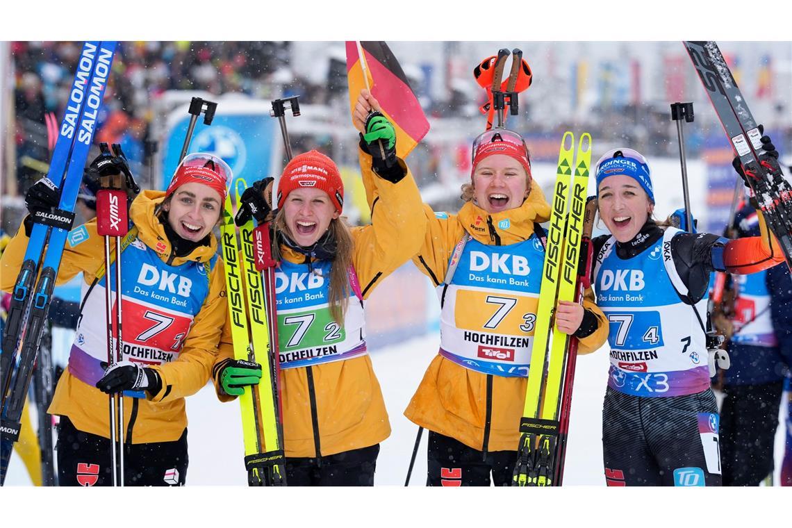 Die deutschen Skijägerinnen gewinnen die Staffel in Hochfilzen.