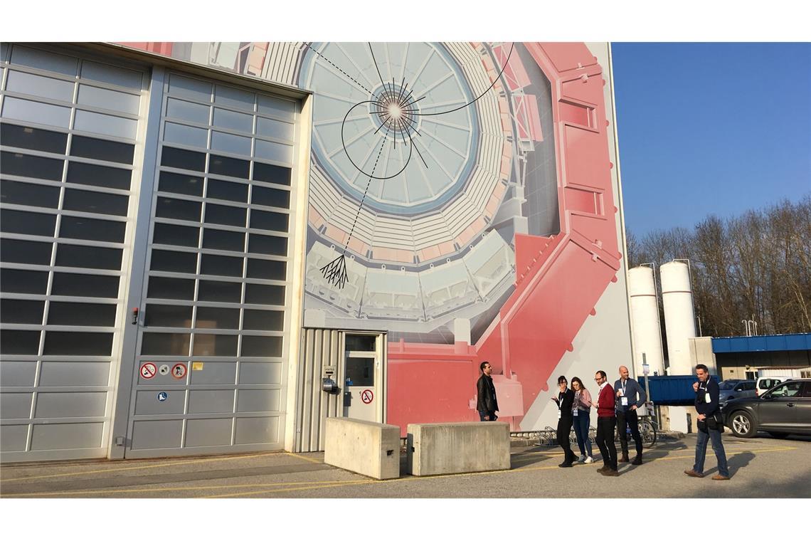 Die Dimension des Teilchenbeschleunigers LHC wird durch das Bild mit der Originalgröße an einem Gebäude des Cern sichtbar (Archivbild)