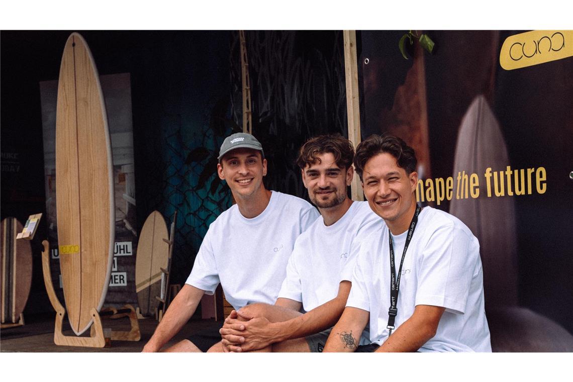 Die drei Tübinger mit ihren Holz-Surfboards auf einer Messe in München: Schreiner Arne Schray, Valentin Scholz und Patrick Baur (von links).