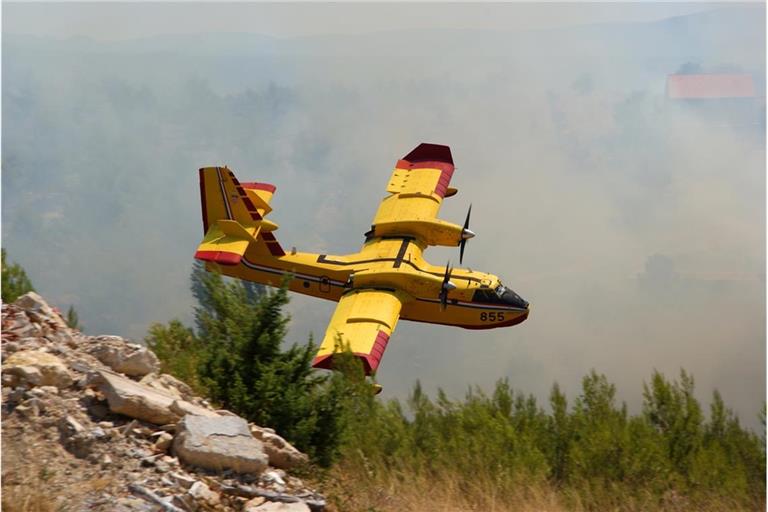 Die Drohne ist mit einem dieser Super Scooper kollidiert.