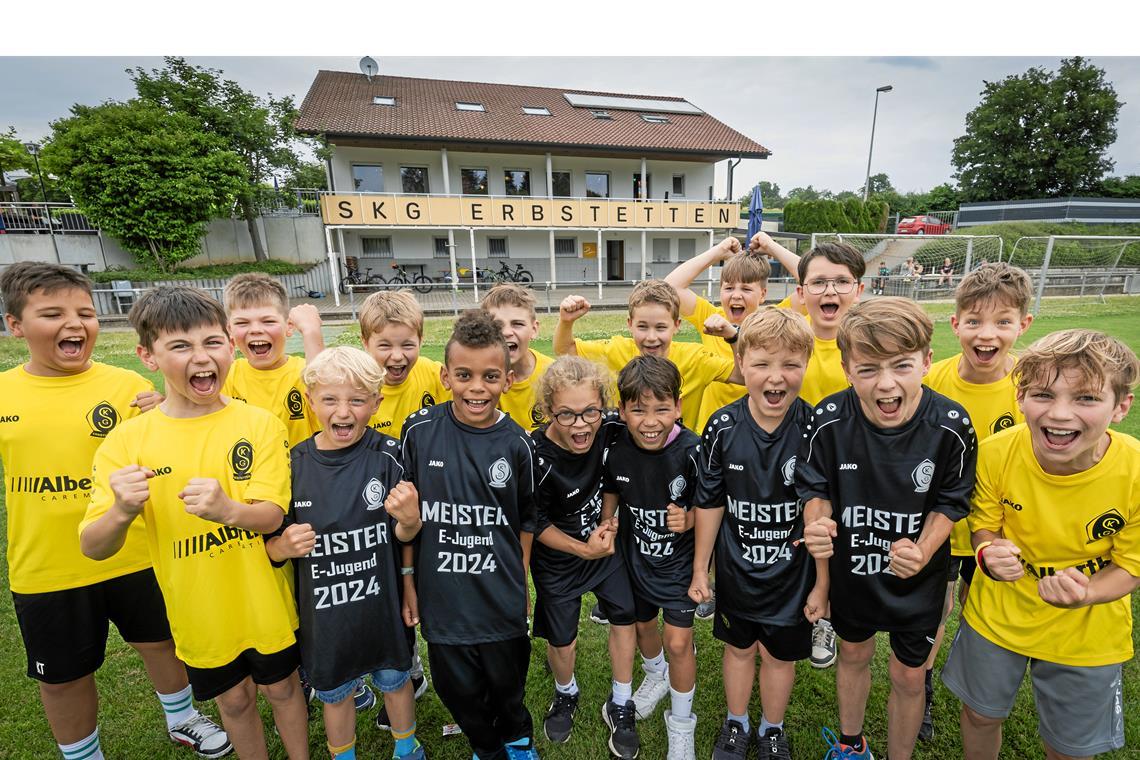 Die E-Junioren der SKG Erbstetten wollen nach der eigenen Meisterschaft am liebsten auch den Europameistertitel der deutschen Fußballer bejubeln. Foto: Alexander Becher