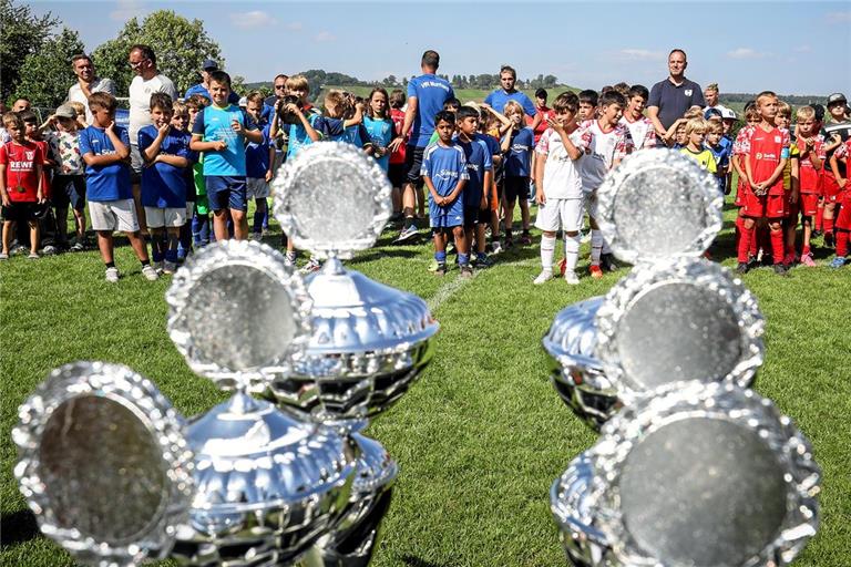 Die E- und F-Jugendlichen der Vereine der Region stehen bereit. Der Wettstreit um die Siegerpokale kann beginnen. Foto: Alexander Becher
