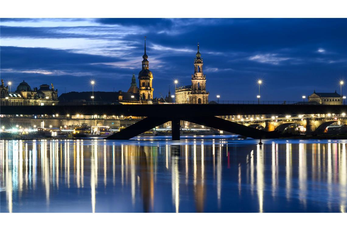 Die eingestürzte Carolabrücke vor der historischen Altstadt an der Elbe am Abend.