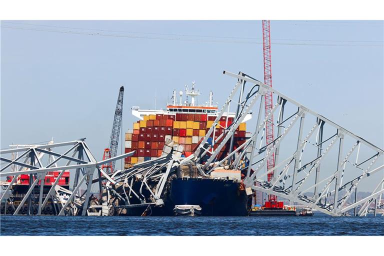 Die eingestürzte Francis-Scott-Key-Brücke liegt auf dem Containerschiff "Dali" (Archiv). Der Frachter wurde im Mai von der Unfallstelle geschleppt. (Archivbild)