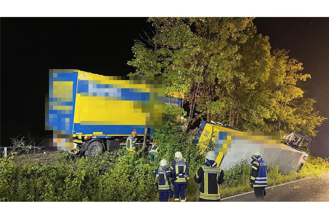 Die Einsatzkräfte bargen den Lkw auf der B27 bei Kirchentellinsfurt.