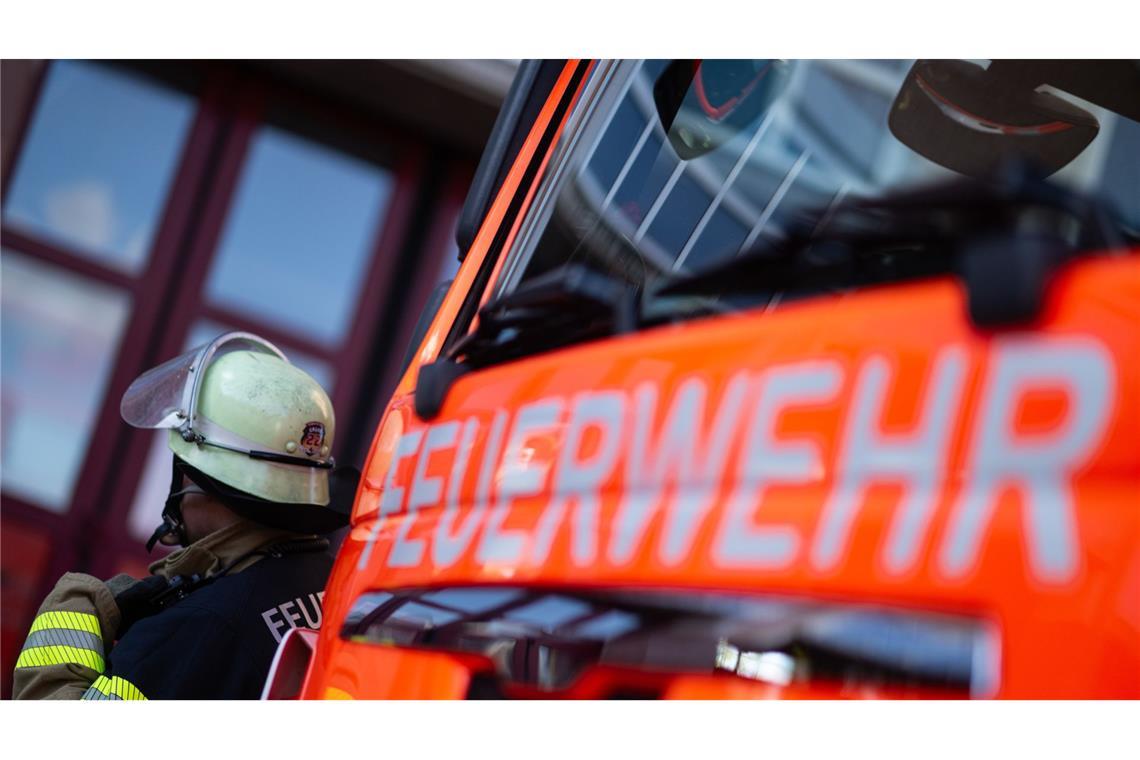 Die Einsatzkräfte der Feuerwehr waren stundenlang im Einsatz. (Symbolbild)