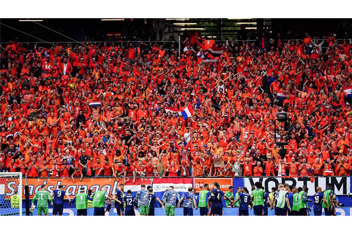 Die „Elftal“ vor einer orangenen Wand: Szenen wie diese gehören dazu, wenn die Nationalmannschaft der Niederlande antritt.