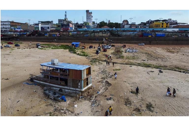 Die Erde liegt entlang des Flusses Negro am Hafen von Manaus im brasilianischen Bundesstaat Amazonas inmitten einer schweren Dürre frei.